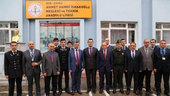 Vali Erdoğan BEKTAŞ, Çayeli Ahmet Hamdi İshakoğlu Mesleki ve Teknik Anadolu Lisesini Ziyaret Etti.