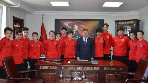 Türkiye Üçüncüsü Olan Kurtuluş Ortaokulu Hentbol Takımı Milli Eğitim Müdürümüz Mustafa KALENDER´i Ziyaret Etti.