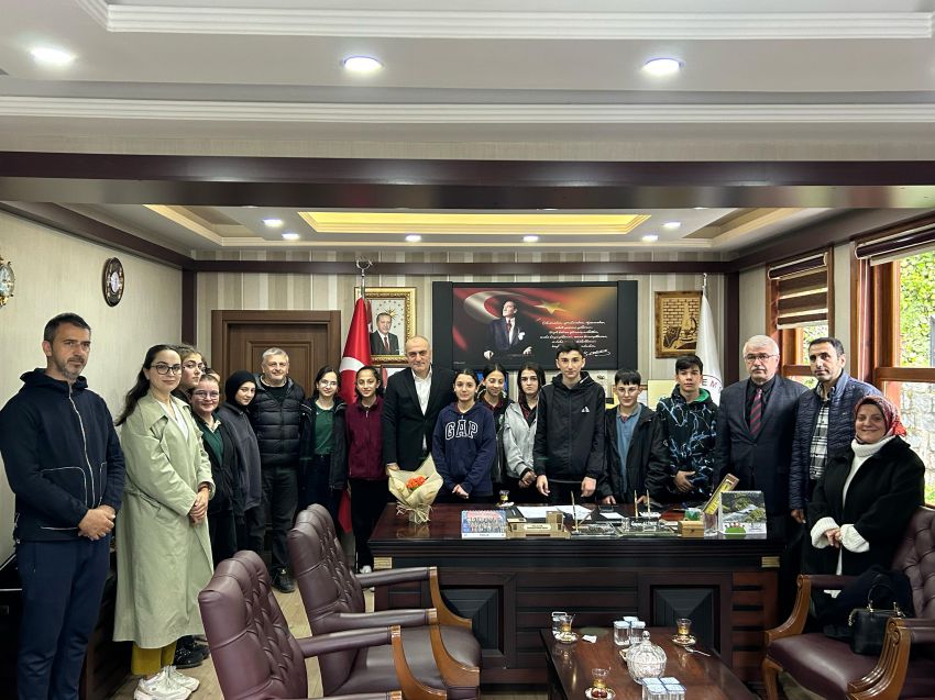 ÖĞRENCİLERDEN BAŞKAN ÖMER ALTUN’A TEŞEKKÜR ZİYARETİ