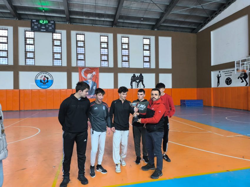 SINIFLARARASI FUTSAL TURNUVASI ŞAMPİYONU 12/B TAKIMINI KUTLUYORUZ