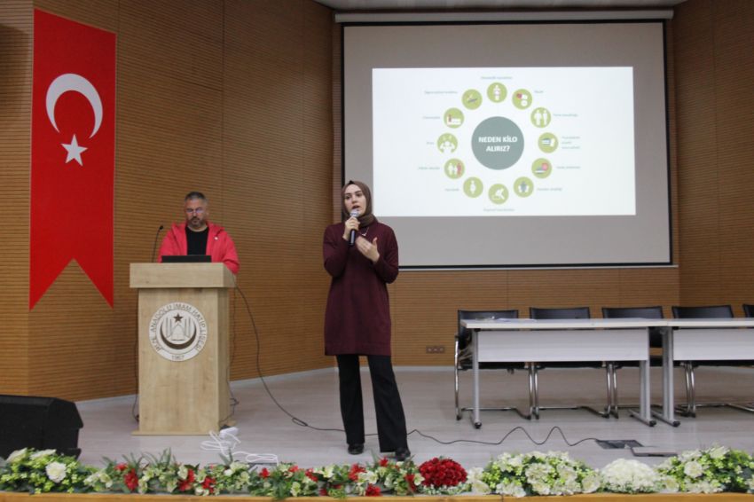 RİZE ANADOLU İMAM HATİP LİSESİNDE SAĞLIKLI BESLENME VE GIDA OKURYAZARLIĞI KONFERANSI DÜZENLENDİ.