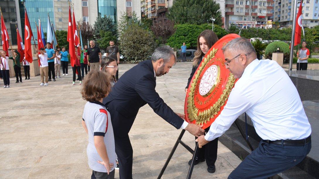 İLKÖĞRETİM HAFTASI MÜNASEBETİYLE ÇELENK SUNMA TÖRENİ GERÇEKLEŞTİRİLDİ