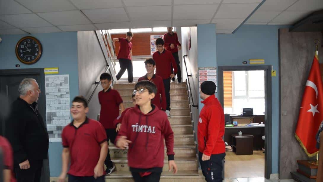 Okullarımızda Eş Zamanlı Tahliye Tatbikatı Gerçekleştirildi