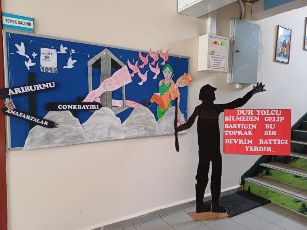 Öğrenciler tarafından 18 Mart Çanakkale zaferini anlatan  pano hazırlandı.