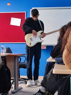 İngilizce performans ödevi elektro gitar tanıtım sunumu